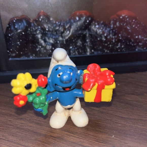 schleich Other - Smurf with Flowers and Gift Vintage Toy 1978 Figure PEYO Schleich